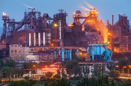 晚上冶金厂烟囱的钢厂钢铁厂,钢铁厂欧洲的重工业烟囱的空气污染,生态问题黄昏时的工业景观图片