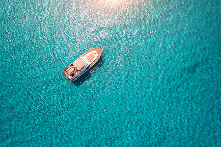 西牙马略卡岛夏季阳光明媚的天,透明的蓝色海洋中俯瞰豪华游艇五颜六色的景观与船,海湾,清澈的蔚蓝的水空中俯瞰旅图片
