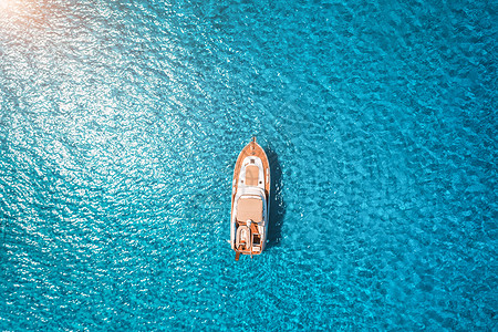 西牙马略卡岛夏季日落时,透明的蓝色海上俯瞰豪华游艇五颜六色的景观与船,海湾,清澈的蔚蓝的水空中俯瞰旅行带图片