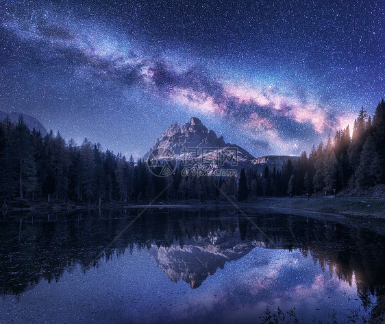 夜晚安托诺湖上空的银河夏季景观高山山脉,树木,紫色的天空银河星星,美丽的倒影水中,高岩石意大利白云石图片