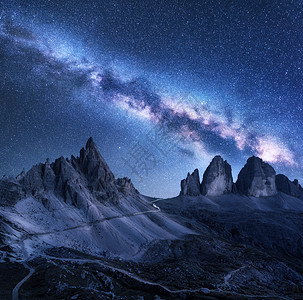 夏天的星空下,银河山上惊人的景观与高山,蓝天与银河星星背景图片