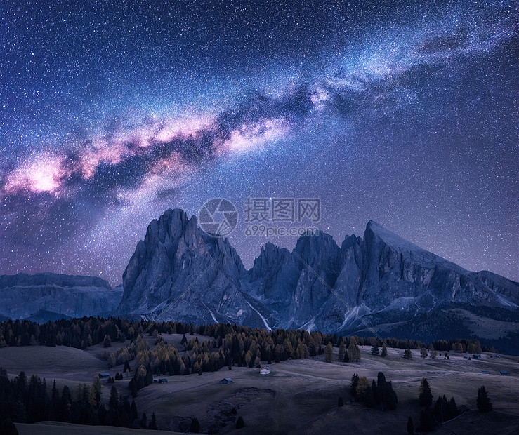 银河美丽的山冈上过夜秋天的风景山 紫色的天空星星明亮的银河高清图片下载 正版图片 摄图网