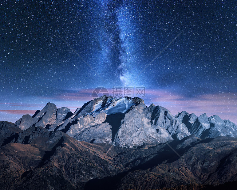 秋天星空下的银河山脉惊人的景观与高山雪山,树木,天空与云,银河星星,高岩石意大利白云石美丽的自然图片