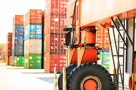 装叉车的集装箱港口货物与运输车辆海运商业装叉车的集装箱图片