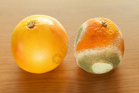 木桌上成熟发霉的葡萄皮健康水果腐烂水果的区别机食品营养背景图片