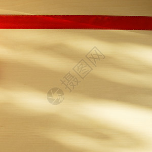 红色丝带明亮的木制表与边框背景图片
