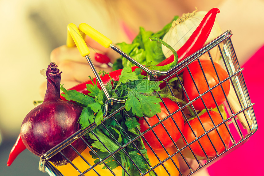 购物篮里许多五颜六色的蔬菜健康的饮食生活方式,营养素素食品购物背与节食蔬菜图片