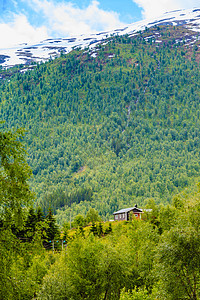 旅游度假旅游夏季的山脉景观背景中的雪山山顶,挪威,斯堪的纳维亚挪威的山脉夏季景观图片