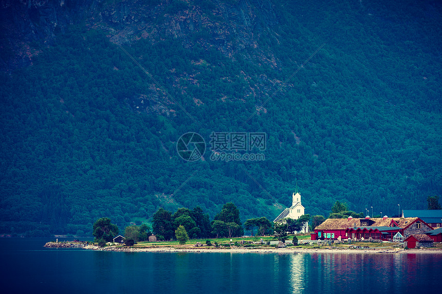 挪威索格峡丹县斯特林市的山景白色木制奥普斯特林教堂挪威奥普斯特林教堂图片