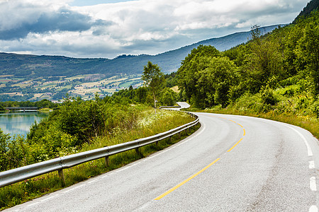 穿过挪威山脉的路美丽的风景旅行旅游挪威山区的道路景观图片