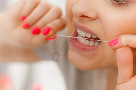 日常口腔卫生,牙科女人用牙线清洁牙齿女人用牙线清洁牙齿图片