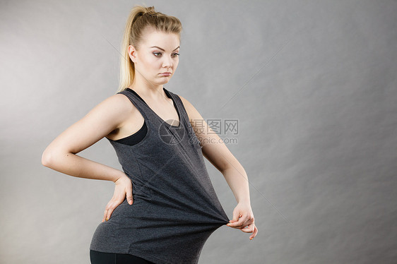 女人减肥后感惊讶,她的t恤太大了节食锻炼效果的穿太大T恤的女人图片