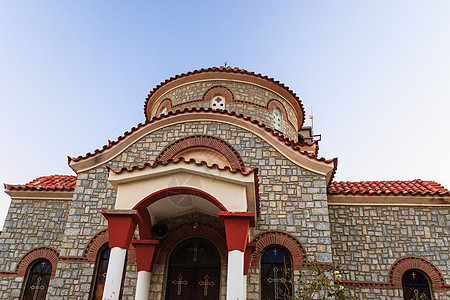 希腊风格的基督教教堂正由黑暗的石头与天空成希腊风格的基督教教堂图片