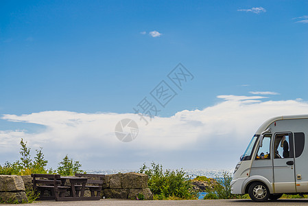 旅游度假旅游露营车挪威南部岩石海岸景观与个海洋景观罗加兰县挪威露营车挪威海岸与海景图片