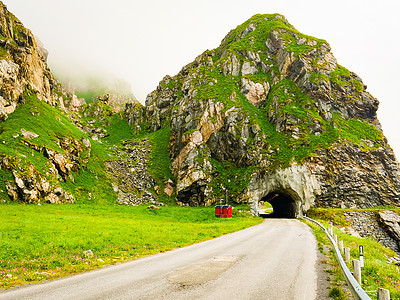 道路与旧隧道绿色的夏季山脉,挪威旅游旅游路线公路与旧隧道山区挪威图片