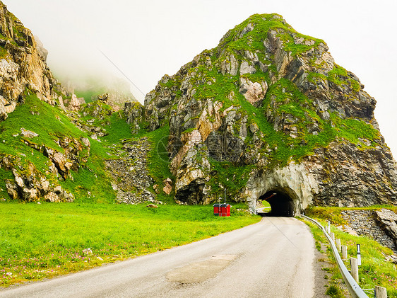 道路与旧隧道绿色的夏季山脉,挪威旅游旅游路线公路与旧隧道山区挪威图片