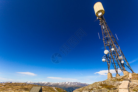 电信塔桅杆无线技术山区山区的电信塔背景图片