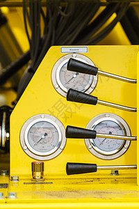 黄农机种子计压力计数器车辆的细节黄色机器上的压力计数器背景图片