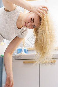 金发女人浴室油腻的油头发的问题女露出头皮,挠自己,脱发,头皮屑问题女金发问题图片