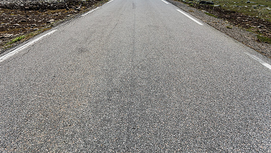 穿过夏季挪威山区的道路空沥青路背景图片
