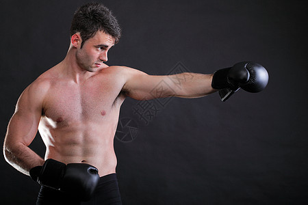 肖像运动员拳击手工作室黑暗的背景下图片