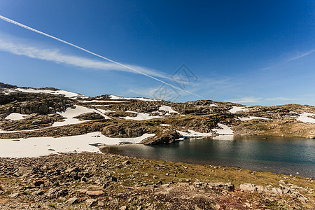 挪威极光拉尔达尔的山区岩石景观与雪湖泊旅游景区路线极光山脉景观挪威风景道极光图片