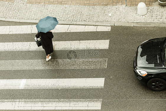 天气自然大气保护放松理念带雨伞的人人雨中行走,用伞遮住自己图片