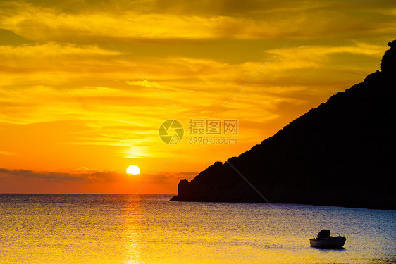 风景日出日落海上,船锚海湾,希腊海上的日出日落图片