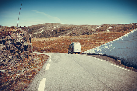 旅游度假旅游露营车雪山景观的雪墙,山路极光与挪威的LRdal挪威山区的露营车图片