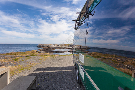 野营旅游坎珀范挪威海岸水天空反射窗格璃中露营车挪威海岸图片