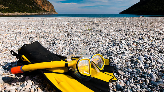 浮潜设备,鳍浮潜罩管,躺石滩海滨暑假游泳趣的鳍状肢浮潜管海边图片