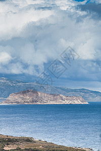 希腊岛的蒙涅马西亚多云的天空,远处看希腊PeloponneseLakonia希腊蒙尼马西亚岛的景色图片