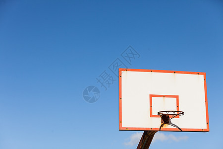 篮球板与篮箍抗蓝天运动,娱乐活动篮球篮抗蓝天图片