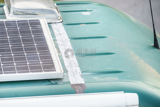 货车车顶上的太阳能电池板车辆节能生产包车顶部的太阳能电池板图片