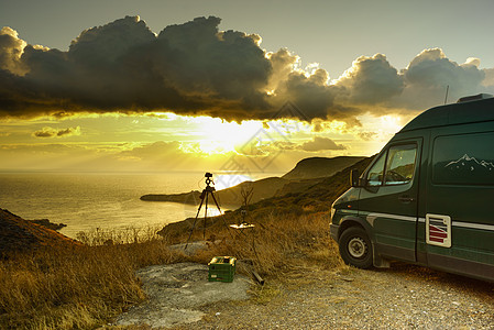 旅游度假旅游露营车日出时海上的自然上,希腊佩罗撒马尼半岛日出时露营车大自然上行驶旅行图片