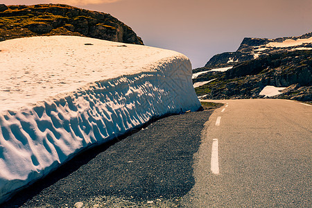 高雪墙山路的极光拉尔达尔挪威,夏季时间奥兰兹维根山路的奥兰拉尔达尔挪威图片