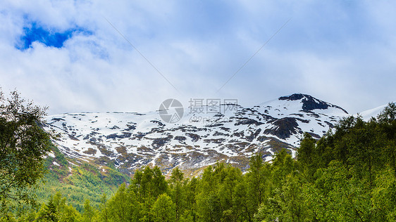 旅游度假旅游夏季的山脉景观背景中的雪山山顶,挪威,斯堪的纳维亚挪威的山脉夏季景观图片