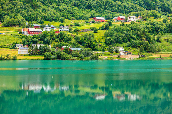 挪威乡下的房子海边的山上美丽的海岸线峡湾景观村庄,斯堪的纳维亚欧洲挪威乡村的房子湖岸的山上图片