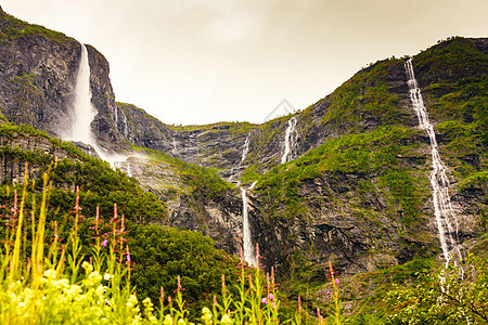 旅行,假期大自然中的美夏季挪威山脉的瀑布挪威山脉的瀑布图片