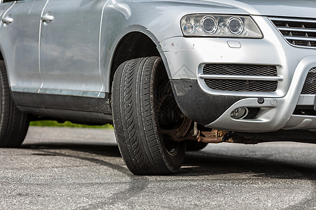 详细的特写扭曲的汽车车轮,汽车机器的细节详细的特写扭曲的汽车车轮
