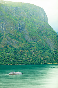 旅游旅行山脉景观游轮挪威峡湾上航行挪威峡湾上的游轮渡船图片