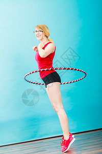 健身,运动,训练健康的生活方式轻女子全长运动与呼啦圈,女孩玩游戏玩呼啦圈适合女人用呼啦圈运动图片