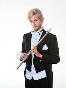 古典音乐研究男流感音乐家演奏长笛穿着尾衣的轻优雅的男人着乐器穿着尾衣的男流感医生着长笛图片