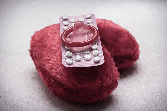 药物避孕爱节育口服避孕药避孕套红色心形小枕头上图片