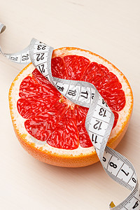 节食的桌子上用测量胶带特写柚子水果图片