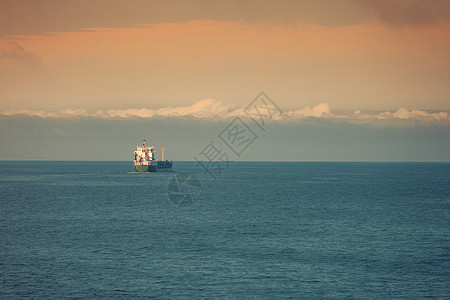 美丽的海景傍海平线多云的天空海洋景观海景,海上船舶,地平线天空图片