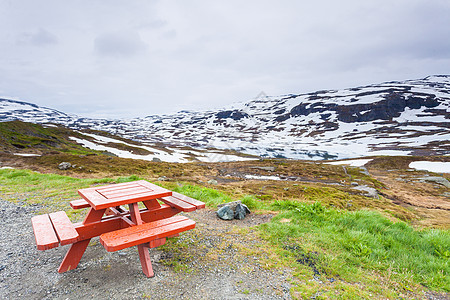 野餐地点木制桌子长凳,挪威雪山湖泊,斯堪尼亚维亚欧洲营地与野餐桌挪威山区图片