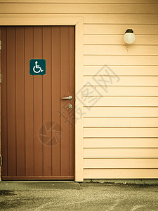 室外公共厕所门上的蓝色残疾人轮椅标志,WC洗手间公共厕所门上的蓝色残疾人轮椅标志图片