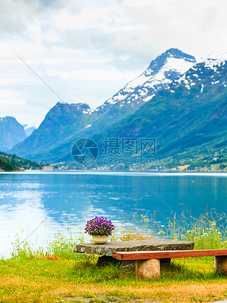 旅游度假旅游宁静的山脉景观,峡湾岸边鲜花的休息场所桌子,挪威峡湾县的奥登村山脉景观,峡湾休息场所,挪威图片