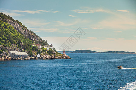 美丽的海景挪威海岸线,克里斯蒂安桑海岸与小灯塔,斯堪的纳维亚欧洲挪威海岸线与灯塔图片